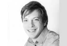 Why does using self-smoothing screed products require less manual correction to a floor level?